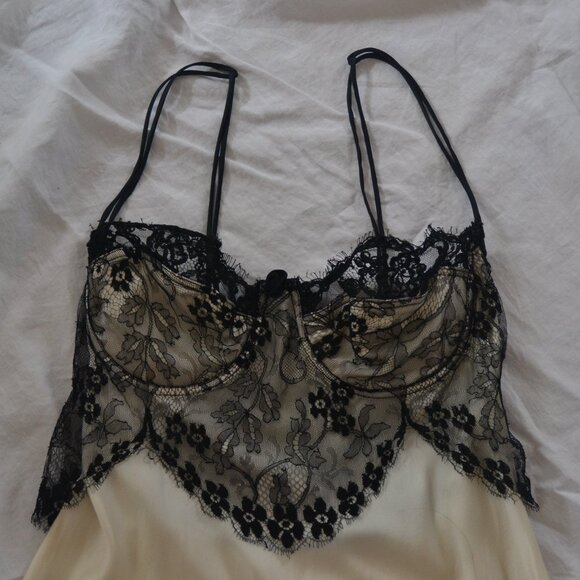 Vintage 1990s Victoria's Secret 100% SILK Ivory/Black Lace Night Gown Gold Tag M - Picture 3 of 16
